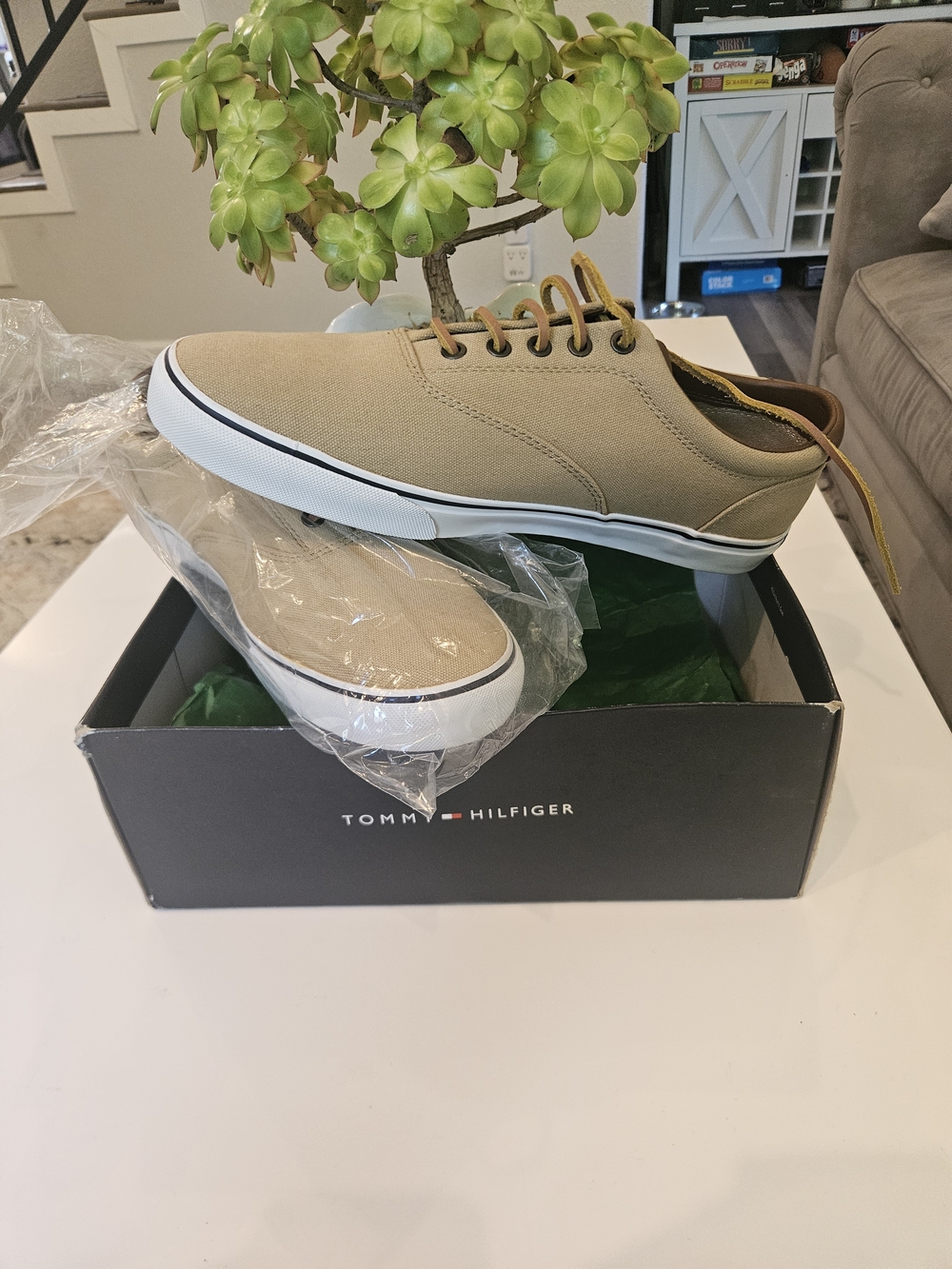Men's Tommy Hilfiger Size 9.5  Beige Shoes Ampost
